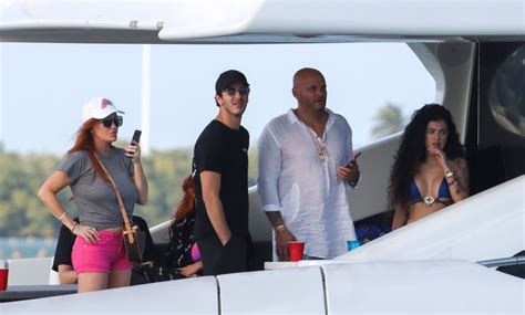 Sexy Malu Trevejo en Bikini sur un yacht à Miami mars