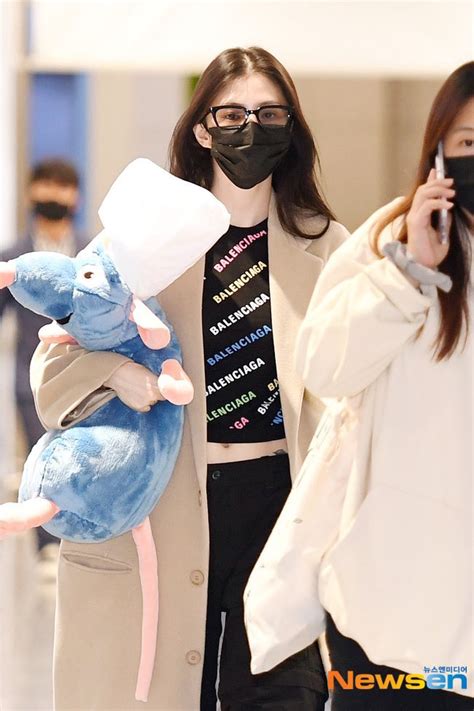 Joraengᥫ on Twitter RT Iairdutemps han sohee carrying this big ass remy plushie at the