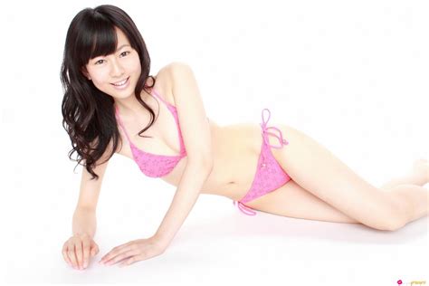 Slim Japanese Beauty Chiba Natsumi Poses In Sexy Pink Bikini Photos