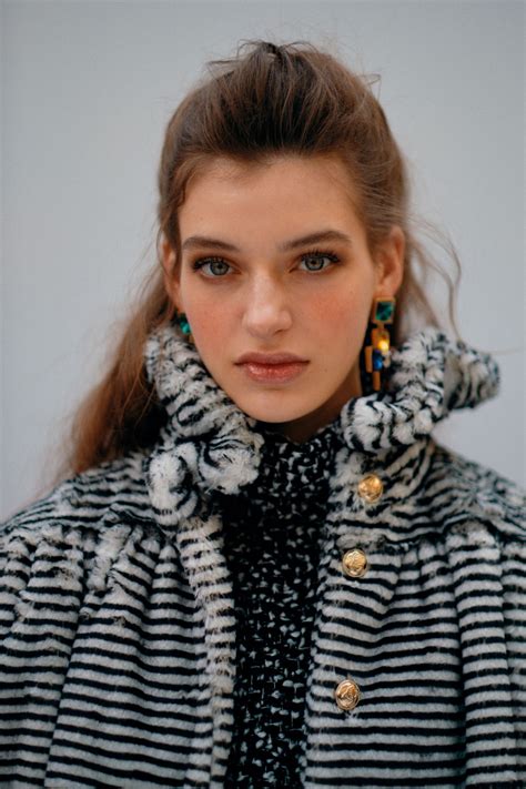 Fashion Week Chanel réinvente le nude en maquillage Vogue France