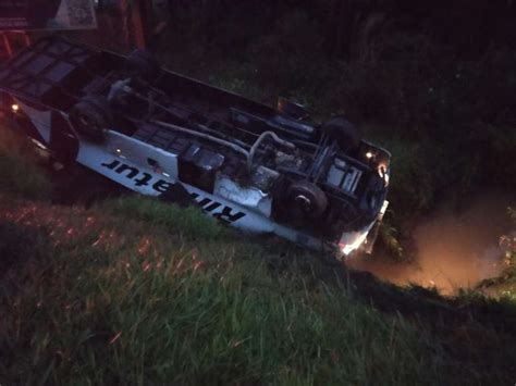 Micro ônibus cai de barranco e capota após motorista perder controle da