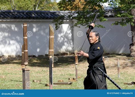 Arte Marcial Japonés Con La Espada Del Katana Fotografía editorial