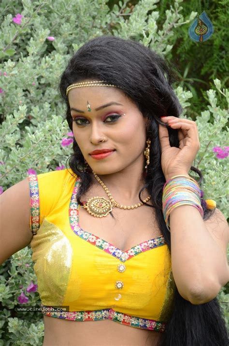 Actress Nisha Hot Stills Photo 21 Of 86