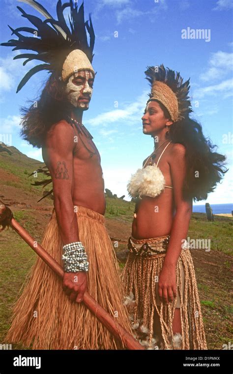 Rapanui Al Hombre Y A La Mujer En Traje Tradicional Isla De Pascua