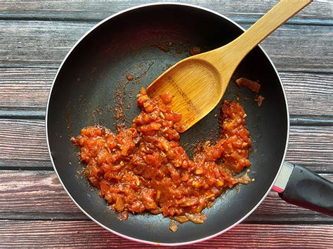 Паста з томатним соусом та базиліком: рецепт з фото покроково