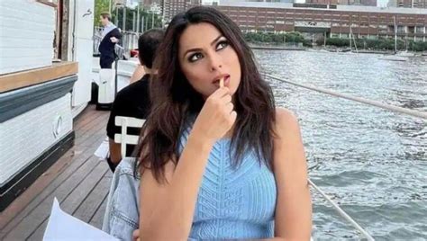 7 Hot Sexy Aishah Bikini Pics