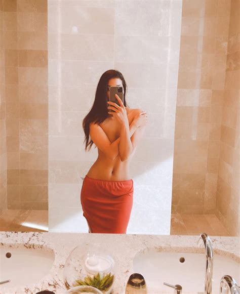 Hoa hậu Phạm Hương bất ngờ tung ảnh bán nude táo bạo