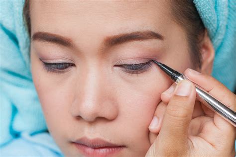 Tip Membuat Eyeliner Untuk Bentuk Mata Downturned Eyes