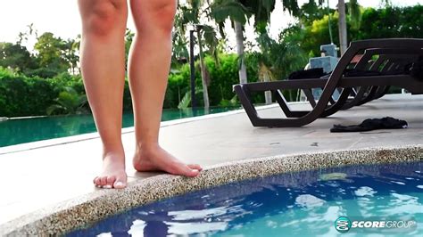 Un día en la piscina con una latina tetona xHamster