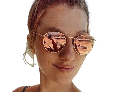 Sticker De Tromperie Sur Lara Trautmann Actrice Chanteuse Lunettes Regard