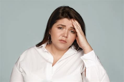 Retrato De Una Mujer Expresiva En El Estudio Foto Gratis