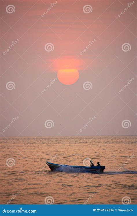 Disparo Vertical De Los Hombres En Un Barco En El Mar Con Hermoso Fondo