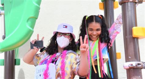 Carnaval Fora De Poca Anima Turmas Do Ensino M Dio Col Gio Evolu O