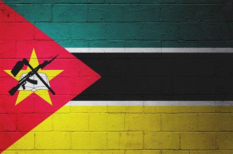 Bandeira de moçambique pintada em uma parede Foto Premium