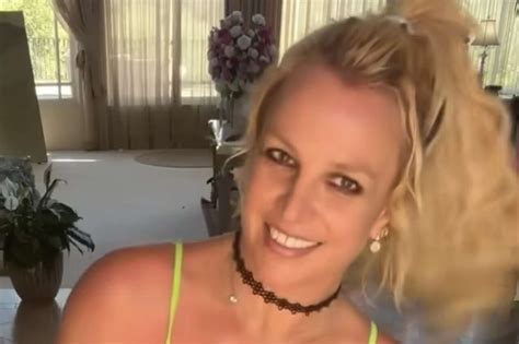 Vidéo Britney Spears manque de trop en montrer en dansant audacieusement en bikini