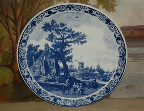 DELFT GRAND PLAT en faïence à décor d une scène de genre 39 cm XXème