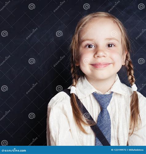 Portrait De Petite Fille Mignonne Enfant Heureux Souriant Sur Le Noir