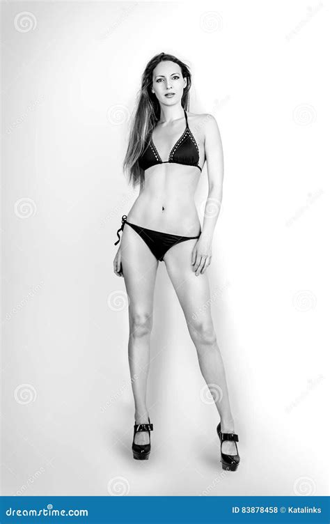 Beau Sexywoman Mince Avec Le Corps Parfait Dans Le Bikini Photo Stock Image Du Beau Fille