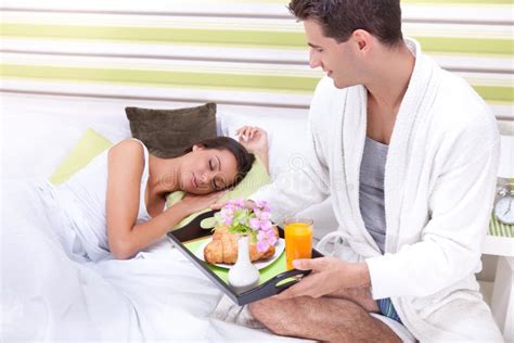 Desayuno De La Porción Del Hombre Joven Para Su Novia En Cama Foto De