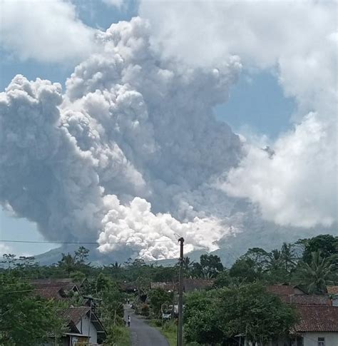 Gunung Merapi Erupsi Muntahkan Luncuran Awan Panas