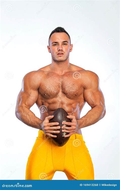 Jugador De F Tbol Americano Con Casco Aislado De Fondo Blanco Streptizer Gay Con Torso Desnudo