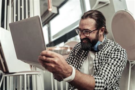 O Homem Feliz Alegre Que Mostra O Manuseia Acima Do Gesto Imagem De