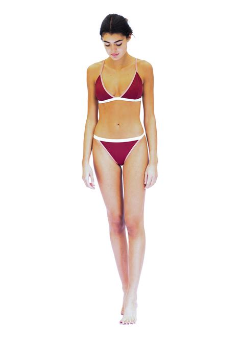 Ester Expósito tiene el top de bikini de triángulo que más favorece al pecho