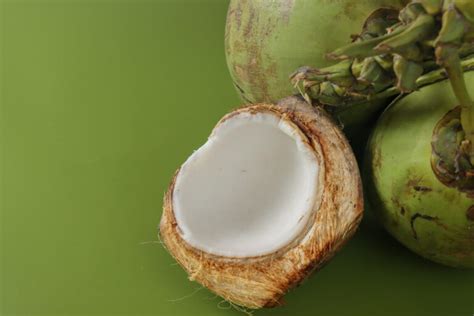 12 Manfaat Buah Kelapa Muda Penuh Khasiat Yoona