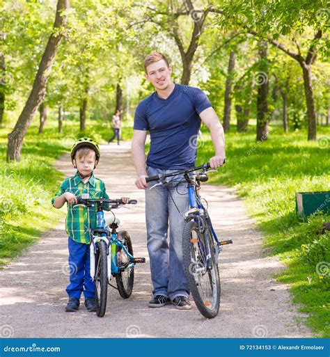 Retrato De Una Familia Feliz Padre E Hijo Que Montan En Bicicleta En