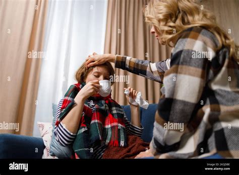 La M Re Mature Prend Soin De Sa Fille Qui Est Malade De La Grippe Donne Son Th Et V Rifie La