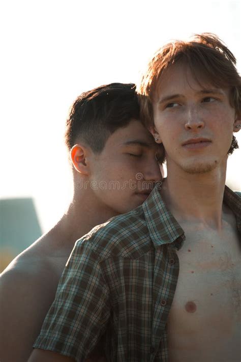 Pares Gay Masculinos En Autumn Camping Trip Foto De Archivo Imagen De Camping Hispanico