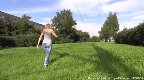 Mature Barefoot Eva Makes Foot Show On The Grass Full Barefoot Show Clips Sale