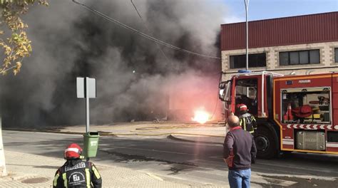 Un Espectacular Incendio Arrasa Por Completo El Taller De Hermanos