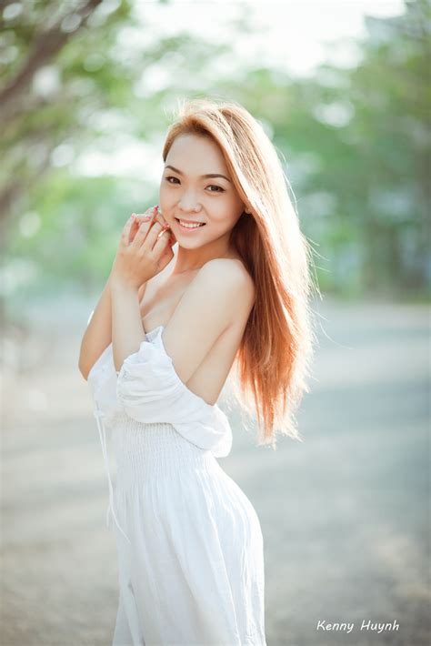 Girl O Tr Ng Xinh T I Trong C Ng Vi N Beautifull Bikini Girl Bikini