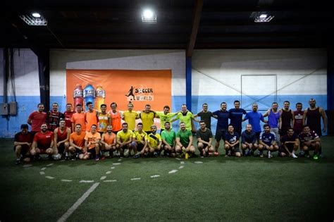 Del clóset a la cancha Cómo la liga gay de fútbol 5 de Costa Rica derrumba estereotipos un gol