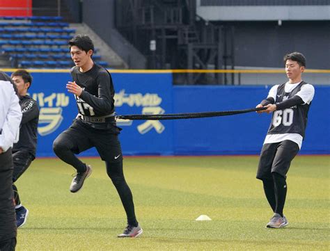 ＜ロッテ新人自主トレ＞横山（右）を引っ張りながらダッシュする佐々木朗（撮影・沢田 明徳） ― スポニチ Sponichi Annex 野球