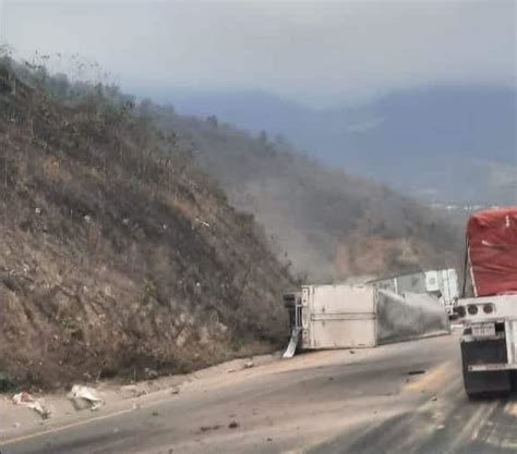 Tr Iler Vuelca En Las Cumbres De Maltrata