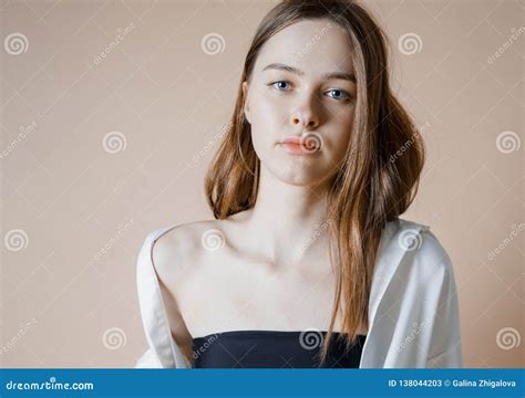 Menina Nude Da Beleza Do Modelo De Forma Na Camisa Branca Que Olha A
