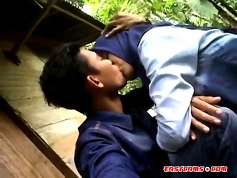 Indonesian Jilbab Babe Ciuman Pamer Susu