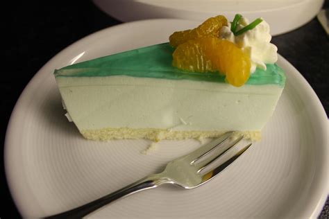 Maitorte, erfrischend mit Waldmeister-Sirup