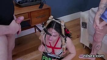 Une Mignonne Particuli Re Est Emmen E Dans Un Asile De Trou Anal Pour Un Traitement Maladroit