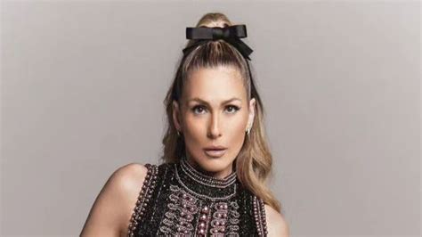 L Via Andrade Ostenta Decote De Lingerie Transparente Surreal