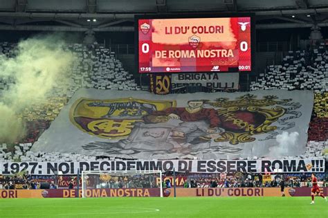 Derby gli striscioni e le coreografie più emozionanti della Roma FOTO