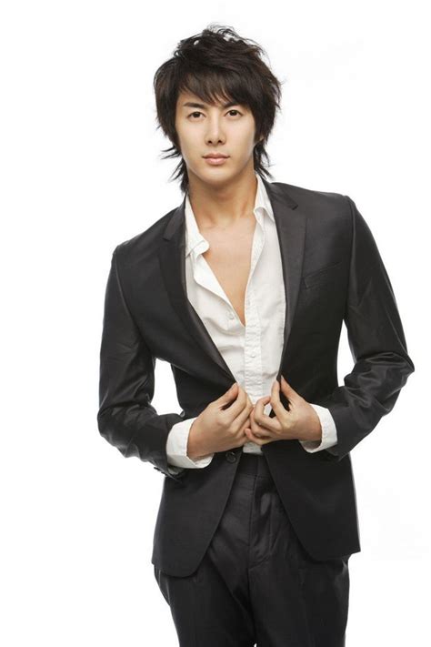 Gambar Foto Kim Hyung Jun Tampil Elegan Dengan Jas Hitam Foto Dari