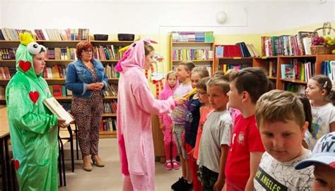 Pasowanie Na Czytelnika W Szkolnej Bibliotece W Bogatem FOTO