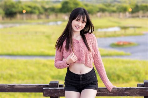 4K Asian Smile Shorts Belly Glance Brunette Girl HD Wallpaper