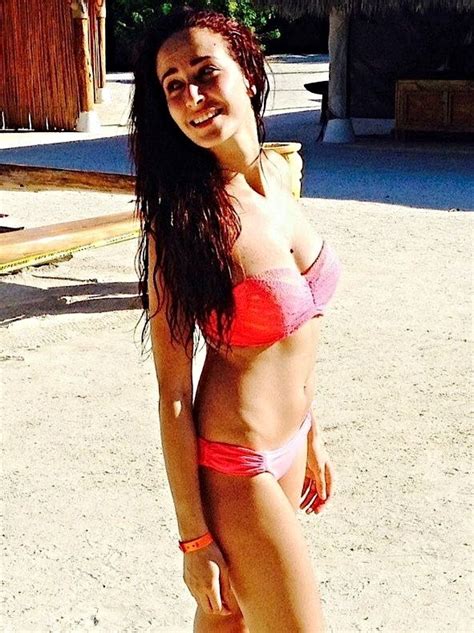 7 Hot Sexy Kenza Farah Bikini Pics