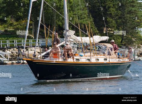 A Cruising Sloop Motors Through Townsend Gut Maine Stock Photo Alamy