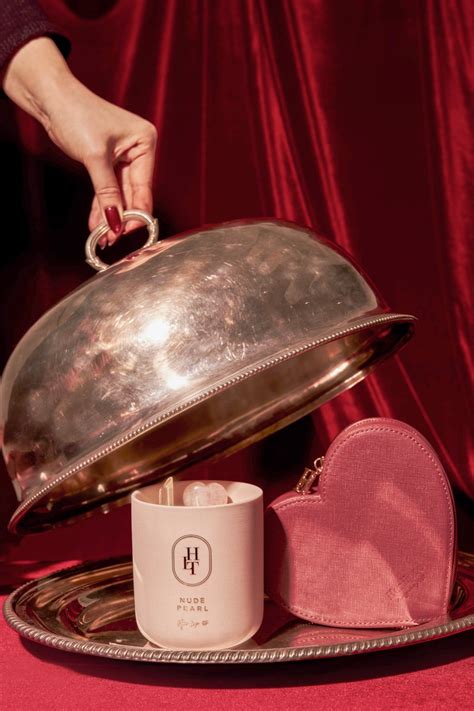 𝖲𝖯𝖱𝖤𝖠𝖣 𝖳𝖧𝖤 𝖫𝖮𝖵𝖤 𝖲𝖤𝖳 𝟤𝟢𝟤𝟥 バレンタイン限定のポーチと 大人気の NUDE PEARL のキャンドルの 2点がセットになって登場 ー発売日ー House of