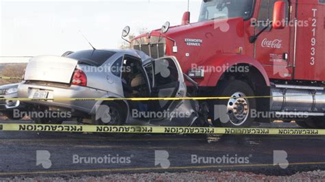 Desigual Choque Frontal De Auto Y Tr Iler Deja Personas Muertas Cerca